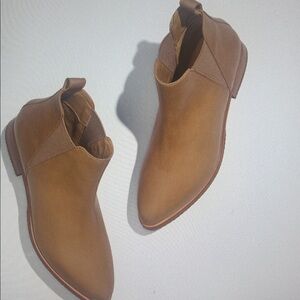 NWB Women’s Nisolo  Eva Everyday Chelsea Boot.  Size 6 Color Almond